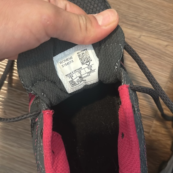 Saucony woman’s grid raptor TR  running shone size 8 gray/magenta like new - Picture 4 of 7